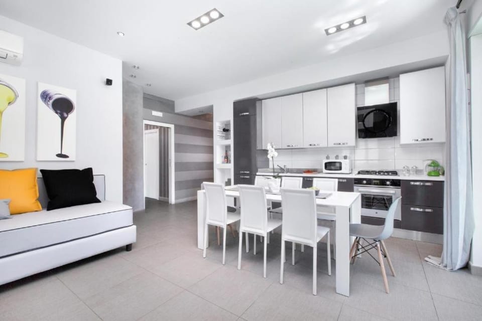 TV and multimedia, Kitchen or kitchenette, Living room, Seating area, Dining area, stove
