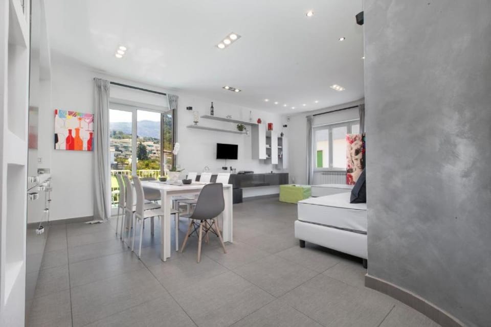 TV and multimedia, Kitchen or kitchenette, Living room, Seating area, Dining area