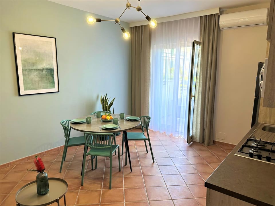 View (from property/room), Balcony/Terrace, Kitchen or kitchenette, Decorative detail, Dining area, Area and facilities, minibar, pet friendly, stove, air conditioner