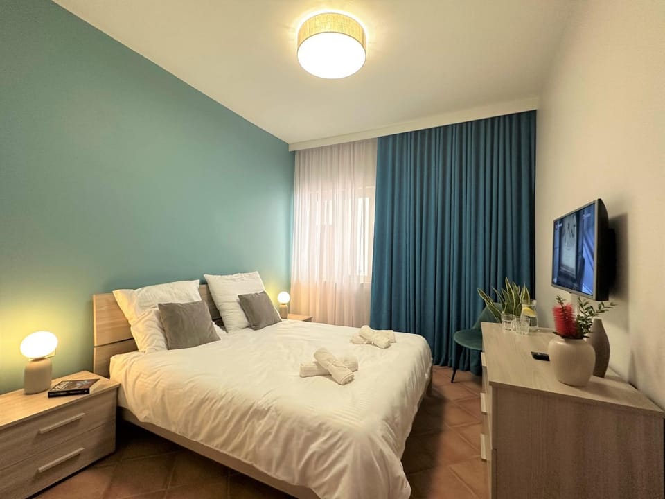 Bed, TV and multimedia, Photo of the whole room, Bedroom, hair dresser, towels