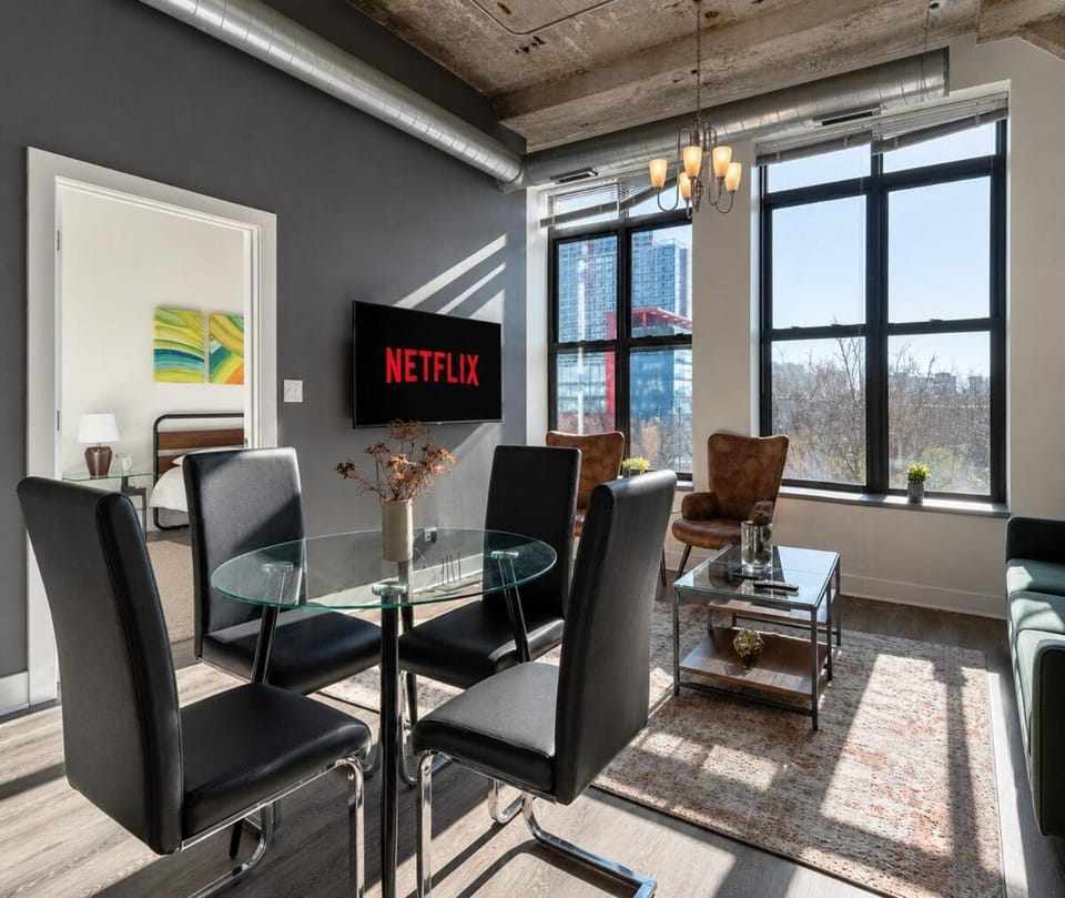 McCormick Place 2BR Stylish Suite with Optional Parking and Gym for up to 8 guests Near Soldier Field and Grant Park Apartment in South Loop