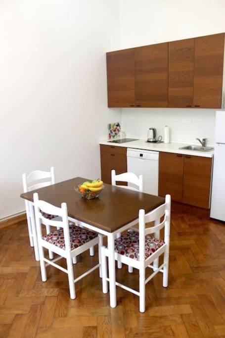 Kitchen or kitchenette, Dining area