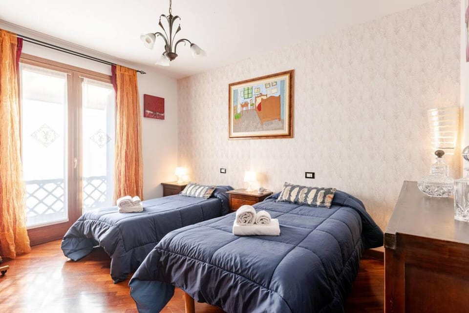 Property building, Bed, Photo of the whole room, Bedroom, towels
