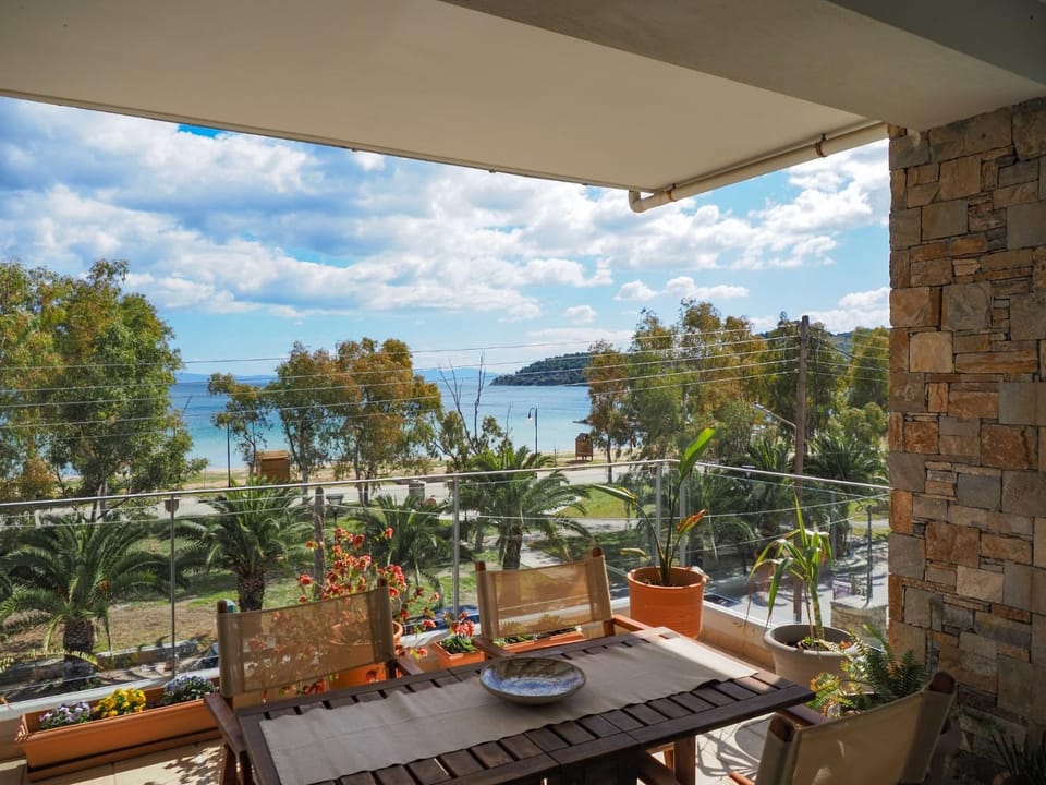 Natural landscape, View (from property/room), Balcony/Terrace, Dining area, Mountain view, Sea view