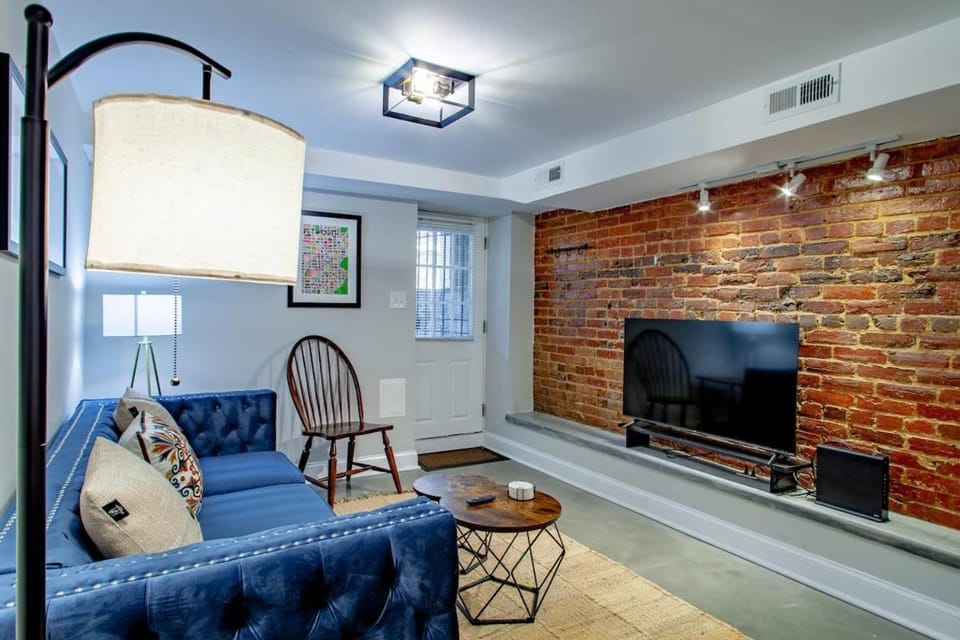 2-BR Petworth Pad Walk to METRO Subway Apartment in District of Columbia
