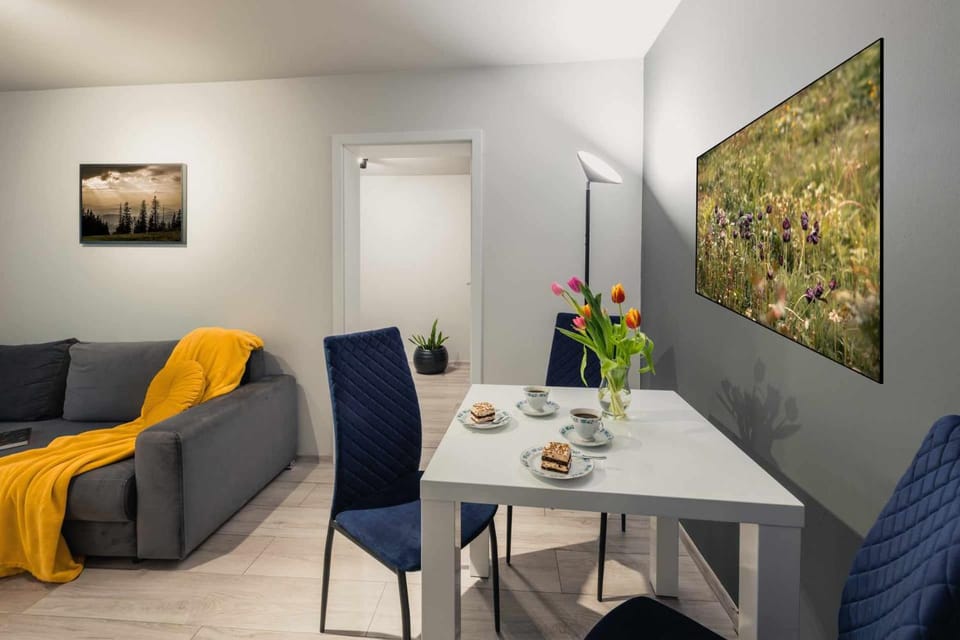 Living room, Seating area, Dining area, Dinner