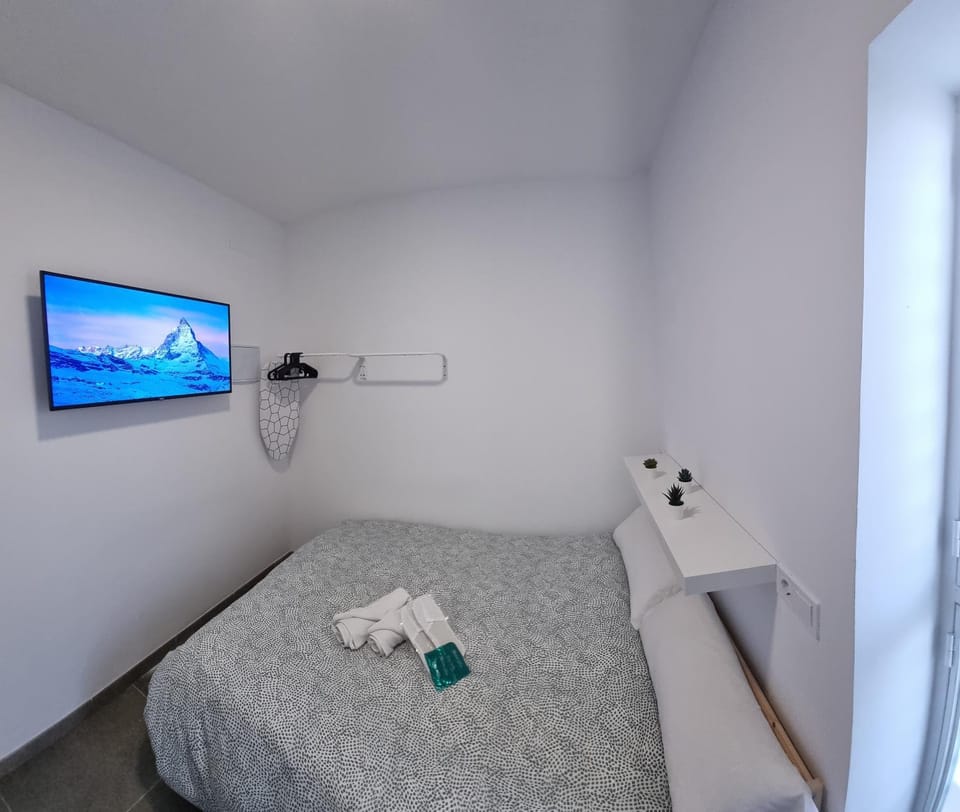 Bed, TV and multimedia, Photo of the whole room, Bedroom, towels