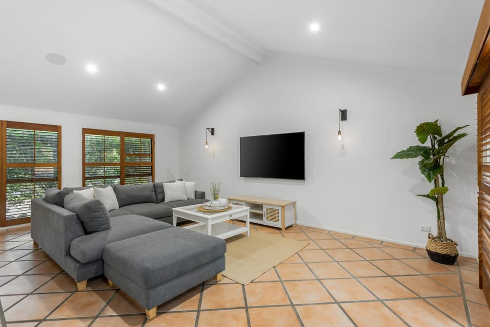 TV and multimedia, Living room, Seating area, Evening entertainment