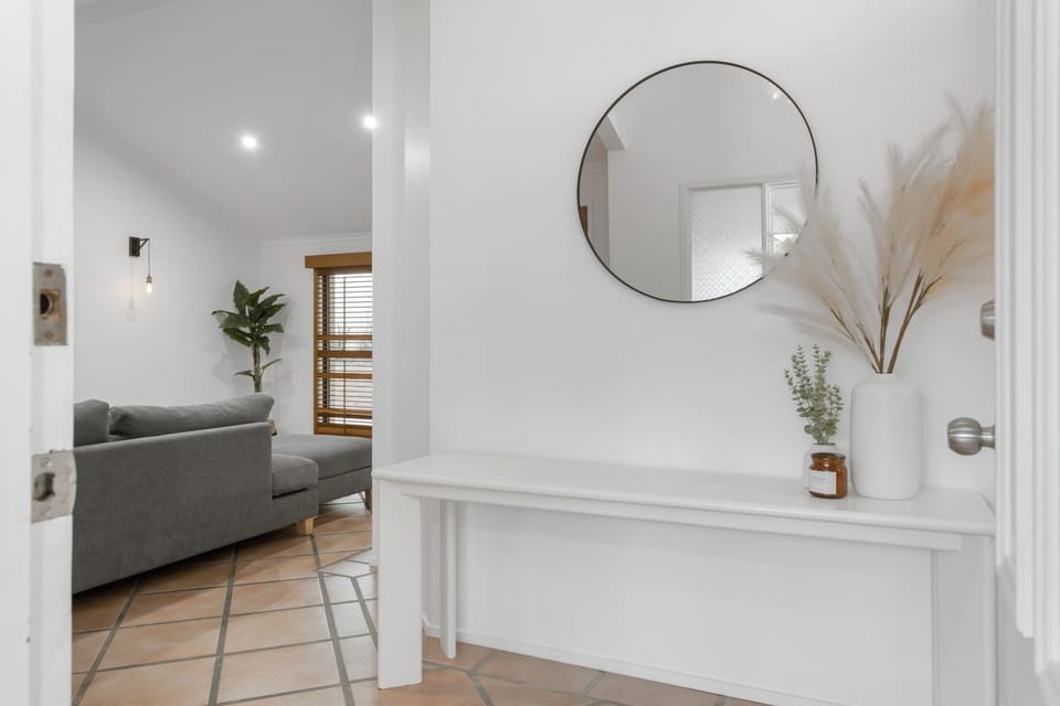Facade/entrance, Living room, Decorative detail, Seating area