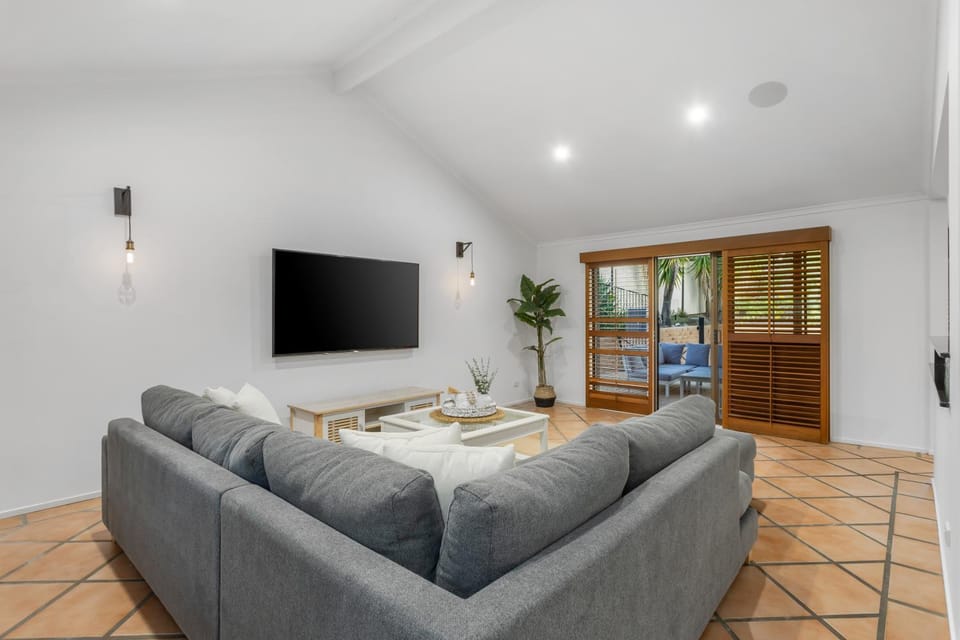 TV and multimedia, Living room, Evening entertainment