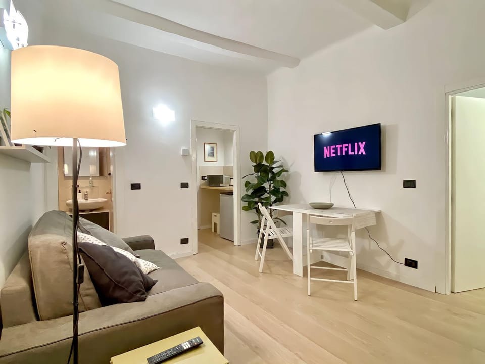 Communal lounge/ TV room, TV and multimedia, Living room, Seating area, Dining area, Evening entertainment