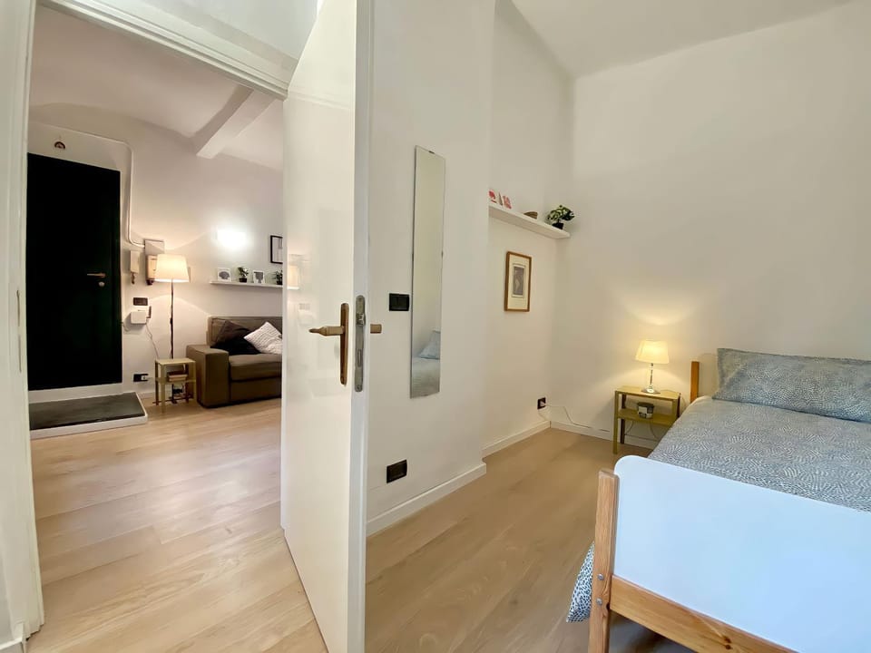 Bed, Living room, Photo of the whole room, Seating area, Bedroom