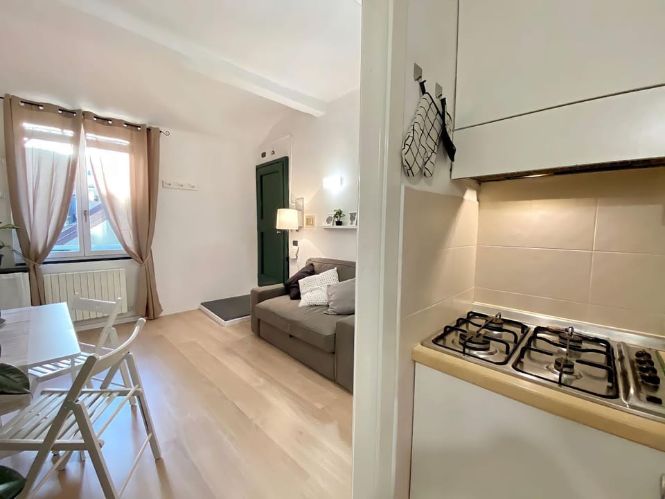 Living room, Seating area, Dining area, minibar, stove