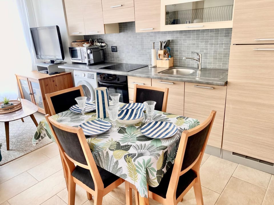 Coffee/tea facilities, Kitchen or kitchenette, Seating area, Dining area, minibar, stove, toaster