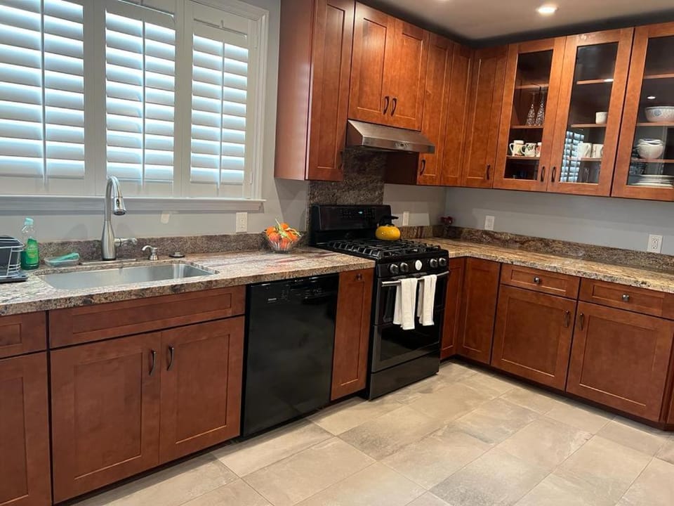 Cozy Affordable Private Rooms near Grand Ave Miller Apartment in Daly City