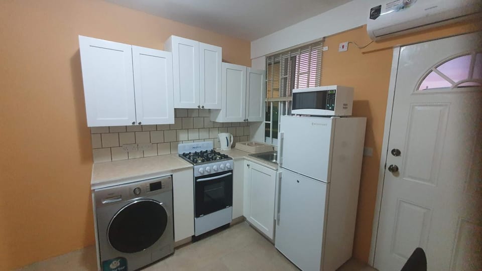 Kitchen or kitchenette, laundry