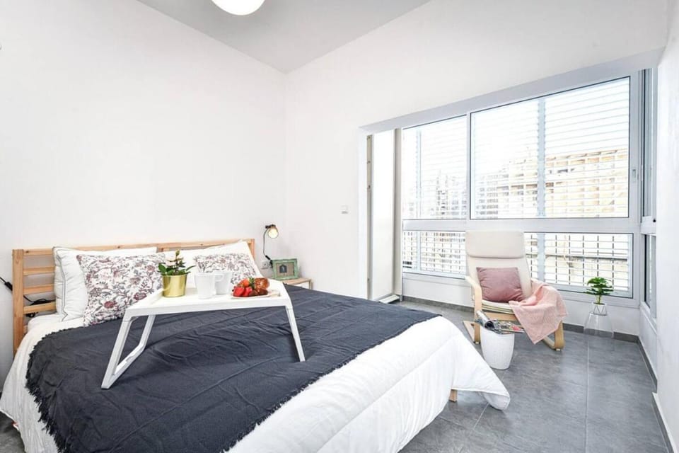 Beachside Apt Modern Comfort & Style by SeaNRent Apartment in Tel Aviv-Yafo
