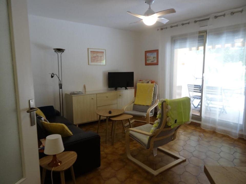 Appartement 2 pièces à Hyères : Port, grande terrasse 62m², proche plages, 4 pers., Wifi, commerces - FR-1-335-184 Apartment in Hyères