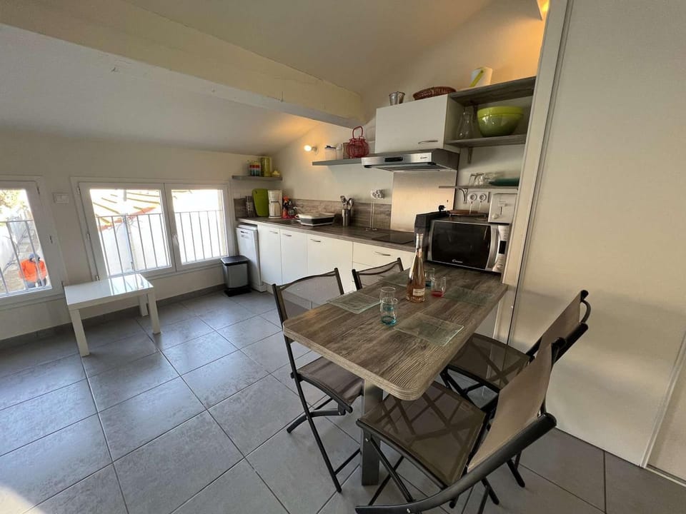 Studio Centre-Ville à 150m de la Plage, 4 Pers., Mezzanine, Cuisine Équipée, Proche Commerces - FR-1-701-51 Apartment in Occitanie