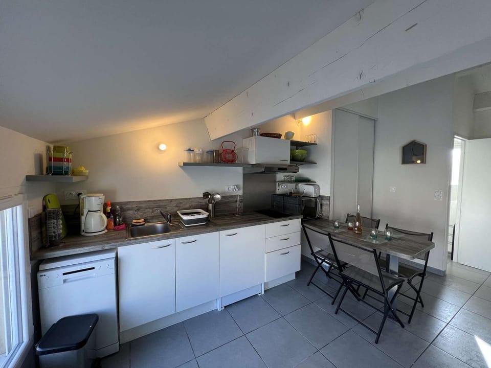 Studio Centre-Ville à 150m de la Plage, 4 Pers., Mezzanine, Cuisine Équipée, Proche Commerces - FR-1-701-51 Apartment in Occitanie