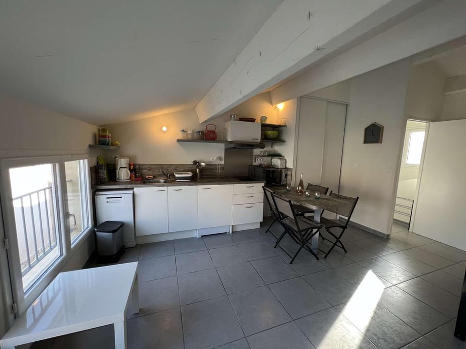 Studio Centre-Ville à 150m de la Plage, 4 Pers., Mezzanine, Cuisine Équipée, Proche Commerces - FR-1-701-51 Apartment in Occitanie