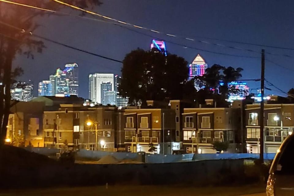 Suite 4, Sleep 5, Walk to Attractions in Uptown Apartment in Charlotte