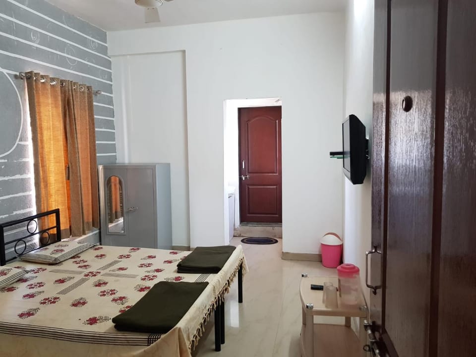 Bed, TV and multimedia, Photo of the whole room, Bedroom