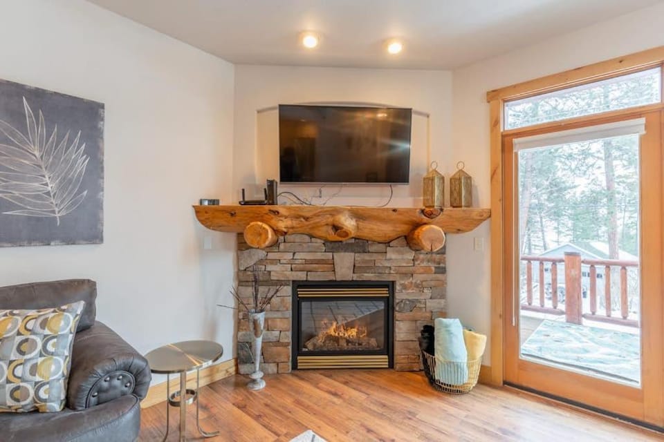 Juniper Bay Getaway Apartment in Flathead Lake