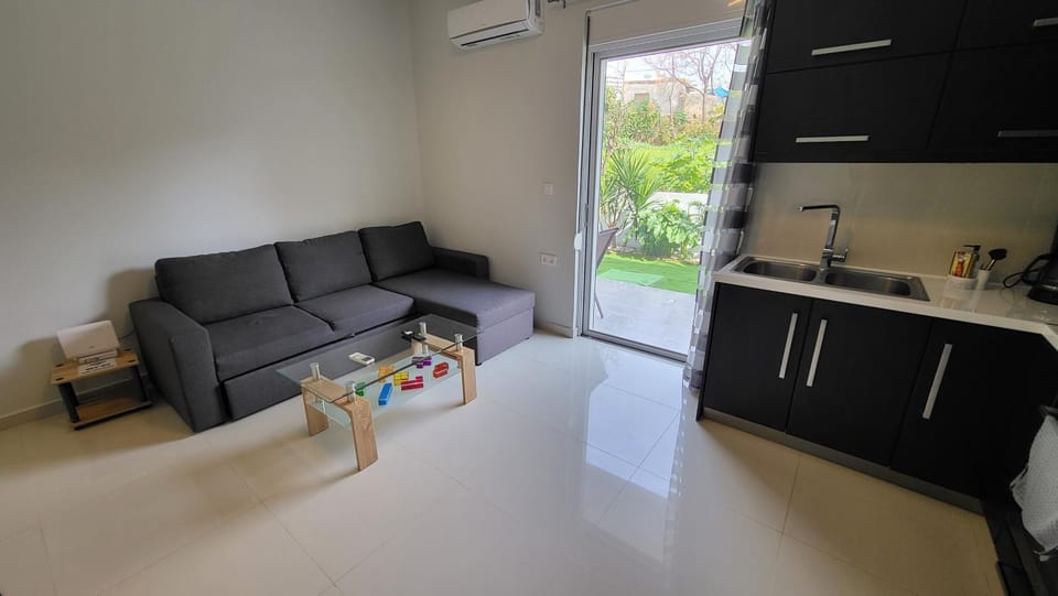 Kitchen or kitchenette, Living room, Seating area, air conditioner