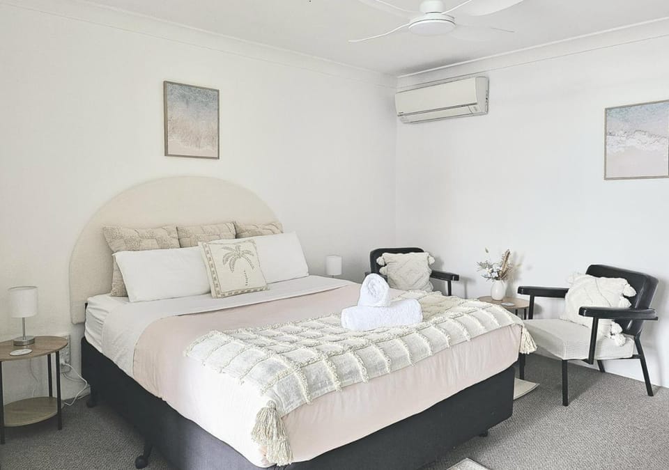 Bed, Living room, Seating area, Bedroom, towels, air conditioner