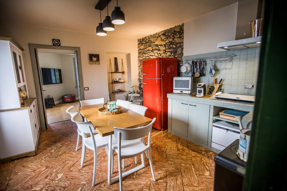 Kitchen or kitchenette, Dining area, stove