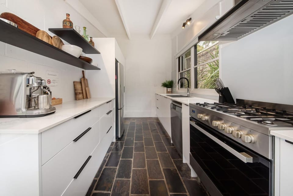 Coffee/tea facilities, Kitchen or kitchenette, dishwasher, oven, stove