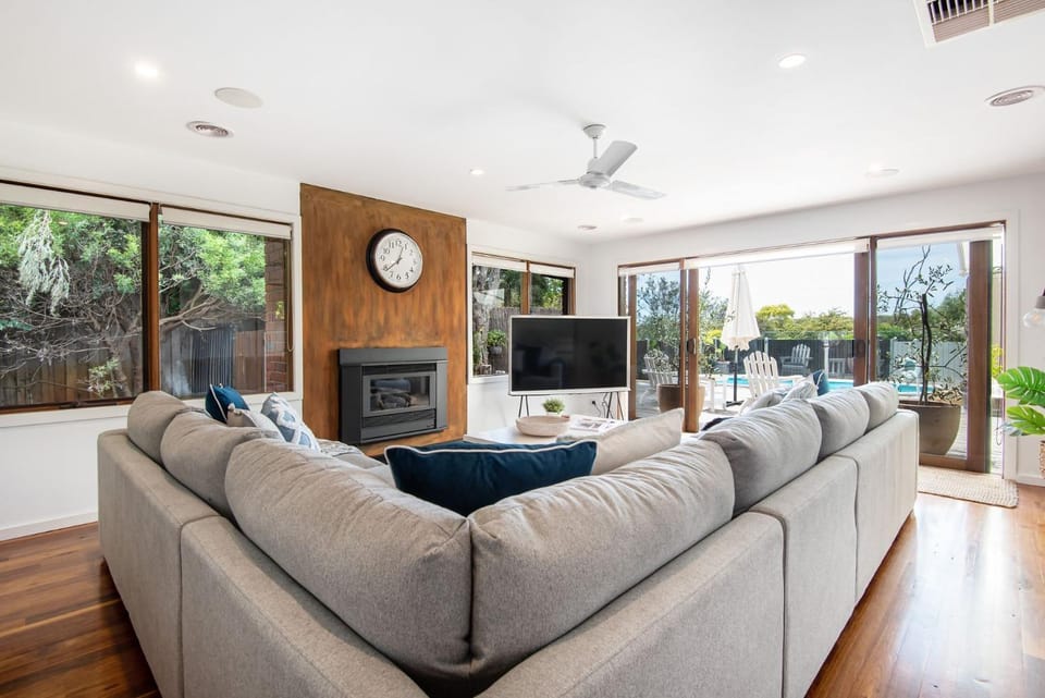 TV and multimedia, Living room, Pool view, flat iron