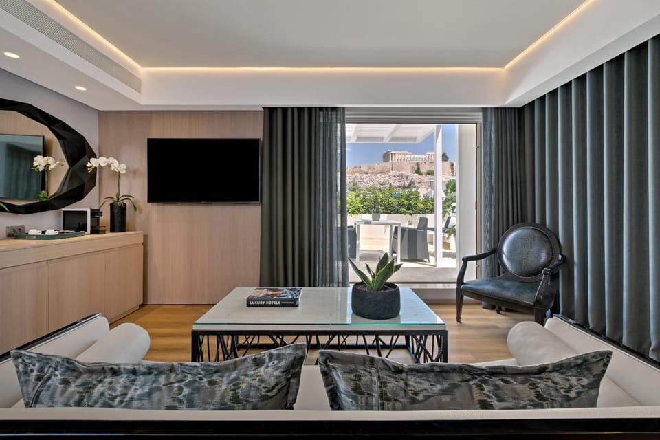 Living room, Photo of the whole room, Seating area, Dining area, On site, City view, Landmark view, Mountain view, Street view, Quiet street view