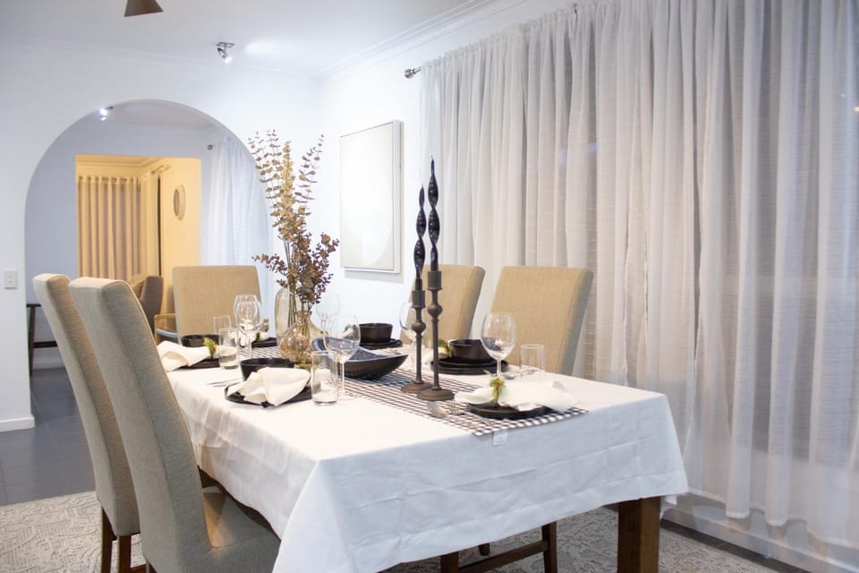 Ballarat Cozy Cottage for Families, Sleeps 8, Pet Friendly, Big backyard, Parking for 4 cars, Close to Shopping mall House in Ballarat