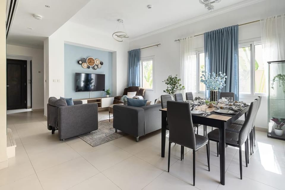 TV and multimedia, Living room, Seating area, Dining area