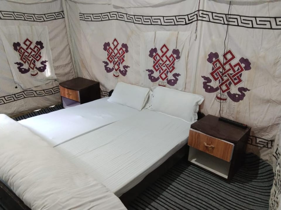 Bed, Living room, Photo of the whole room, Seating area, Bedroom