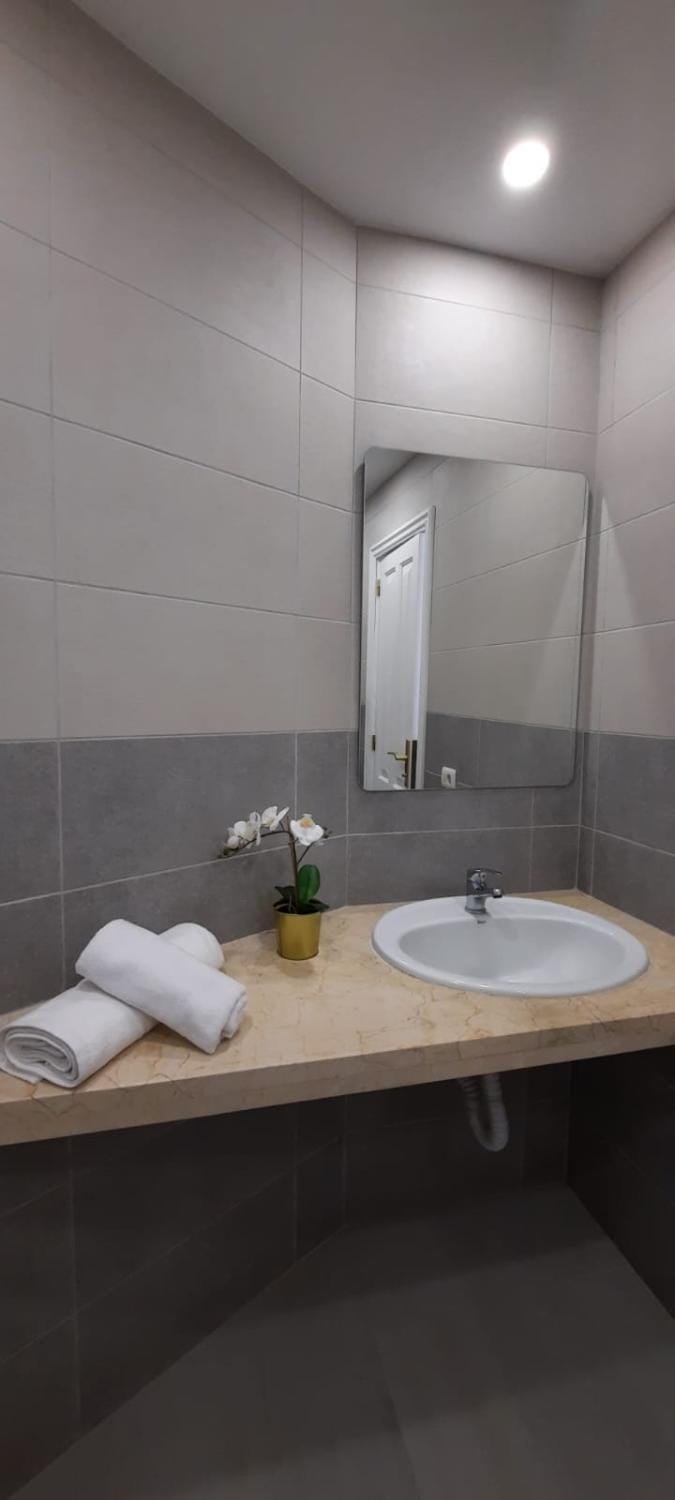 Bathroom, towels