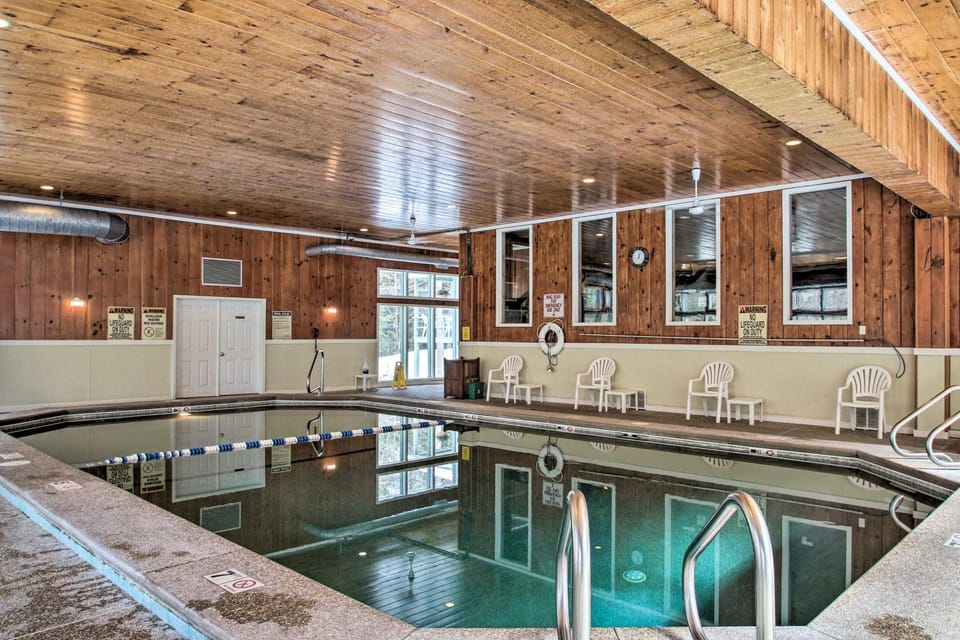 1 Mi to Attitash Mountain: Condo w/ Resort Perks House in Bartlett