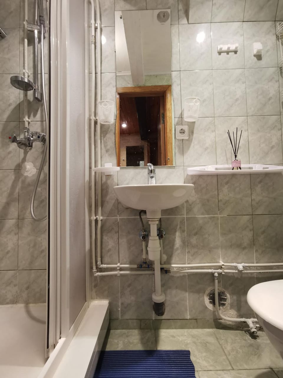 Shower, Property building, Bathroom, Bath