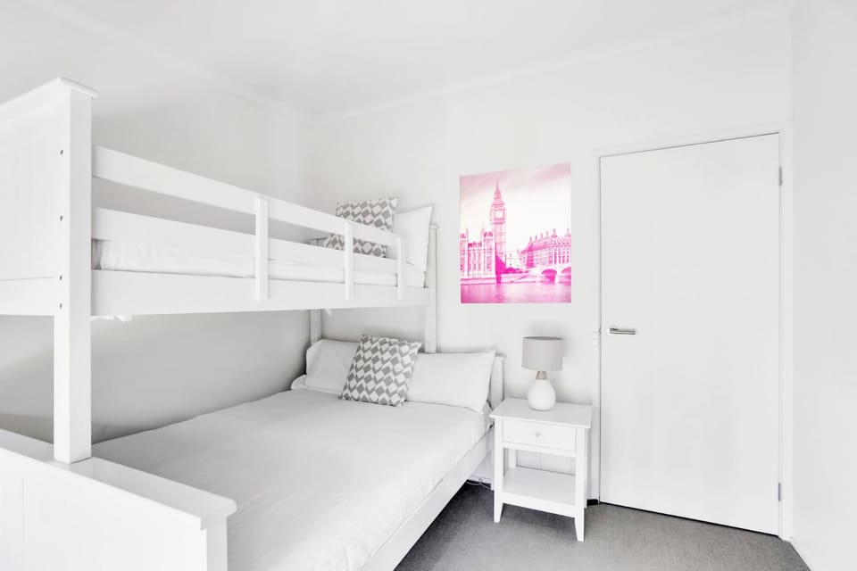 Bedroom, bunk bed