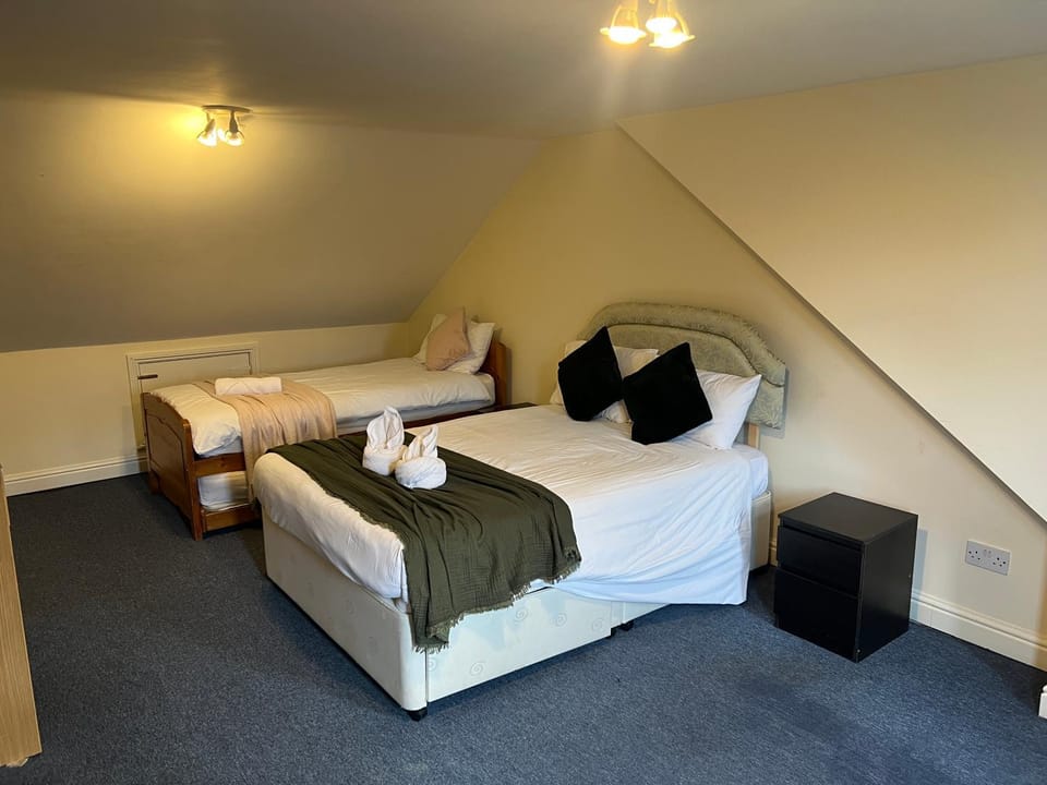 Super King Bed Suite, Executive office, fast WiFi, free parking House in South Cambridgeshire District