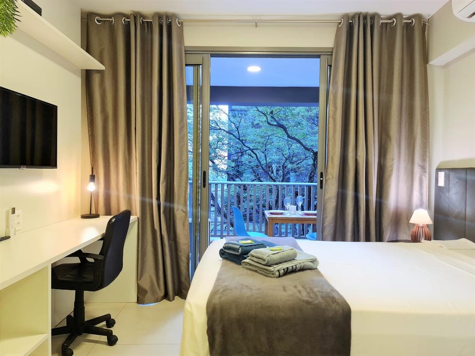 Bed, TV and multimedia, Photo of the whole room, Bedroom, hair dresser, towels