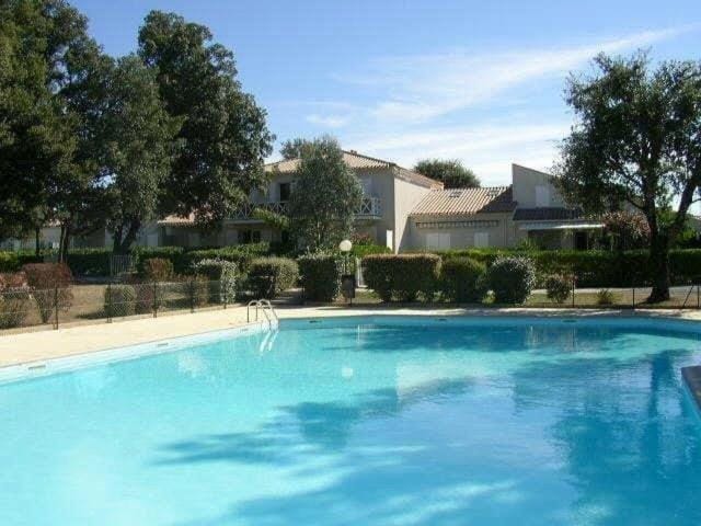 Day, Swimming pool