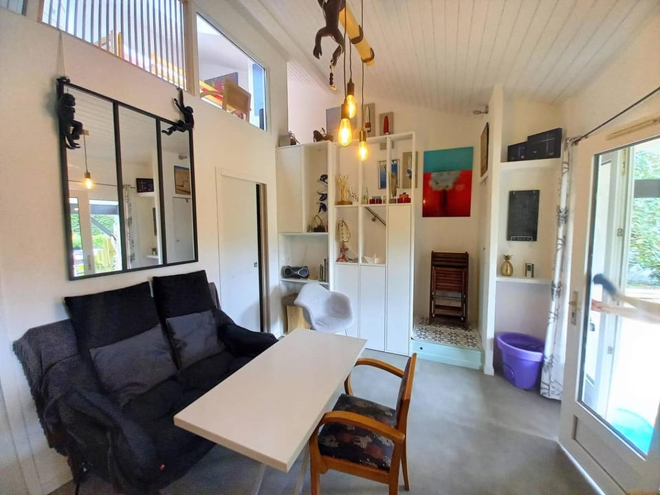 Living room, Decorative detail, Seating area, Dining area, hair dresser