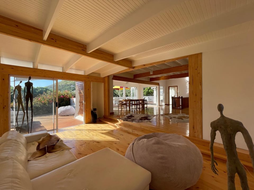 Living room, Photo of the whole room
