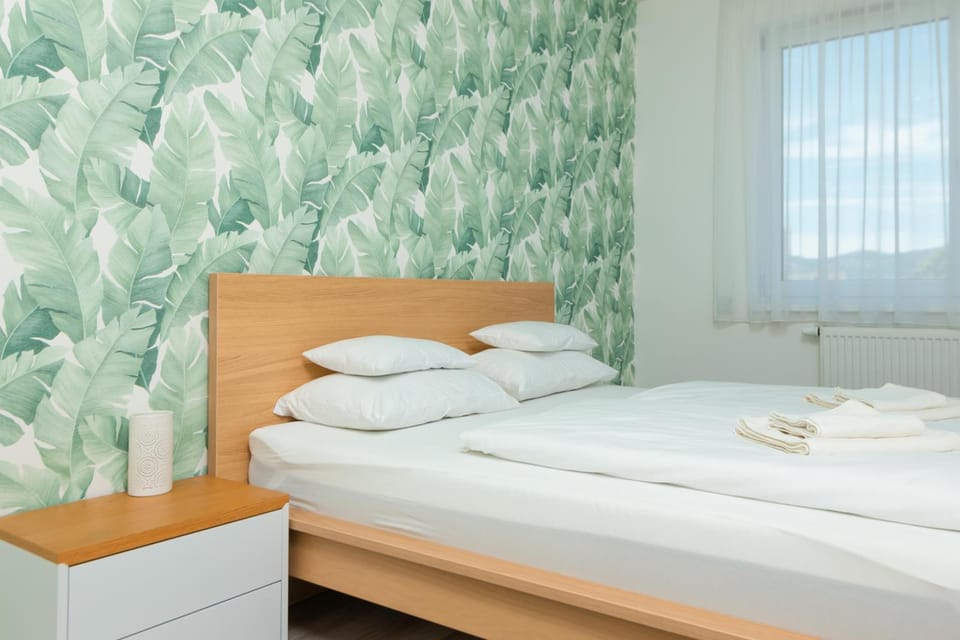Bed, Bedroom, internet, towels