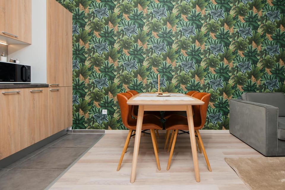 Kitchen or kitchenette, Living room, Seating area, Dining area, microwave