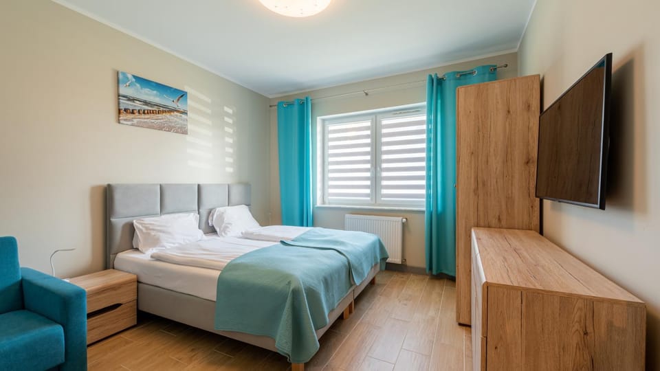 Bed, TV and multimedia, Bedroom