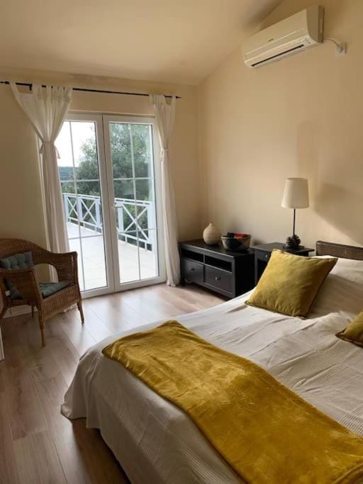 Bedroom, air conditioner
